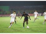 Striker-PSM-Makassar-Victor-Mansaray-saat-duel-dengan-bek-Persija.jpg