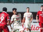Striker-Persis-Solo-Samsul-Arif-9-mengawasi-pergerakan-pemain-Persija.jpg