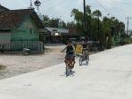 Suasana-Warga-saat-menjajal-jalan-baru-yang-dibuat-olehJokoSurantodi-Jetis-Kabupaten-Grobogan.jpg