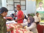 Suasana-jualan-bahan-pokok-di-Pasar-Pelita-Ramadhan-dihalaman-kantor-TP-PKK-Prov-Sulsel.jpg