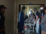 Suasana-keluarga-almarhum-R-sedang-menunggu-pemeriksaan-autopsi-R.jpg