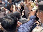Suasana-kericuhan-saat-aksi-demo-Aliansi-Masyarakat-Simpatisan-Kassi-Buleng-k.jpg