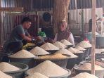 Suasana-kios-penjual-beras-di-Pasar-Karisa-Kecamatan-Binamu.jpg
