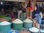 Suasana-lapak-penjual-beras-di-Pasar-Karisa-Kecamatan-Binamu-Kabupaten-Jeneponto.jpg