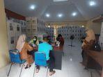 Suasana-logistik-pemilu-di-Ruang-Aula-Kantor-Camat-Jl-Ishak-Iskandar12.jpg