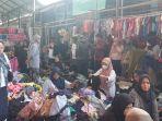 Suasana-pasar-Sentral-Enrekang-Emak-emak-tampak-menyerbu-pakaian-cakar.jpg