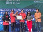 Suasana-penyaluran-simbolis-jaminan-kesehatan-bagi-para-pekerja-informal.jpg
