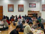 Suasana-penyortiran-dan-pelipatan-surat-suara-KPU-Palopo.jpg