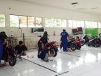 Suasana-servis-motor-dan-ganti-oli-gratis-di-Engine-Tune-Up-FT-UMI.jpg