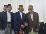 Syahrul-Yasin-Limpo-dan-IAS-jalan-bergandengan-tangan-di-lokasi-lamaran-354354.jpg