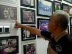 Syamsuddin-Umar-saat-memperlihatkan-sejumlah-foto-momen-PSM-Makassar-juara.jpg