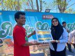 TERIMA-BINGKISAN-Corporate-Communication-Department-Head-Kalla-Group-Diah-Zaddiah-Rustham.jpg