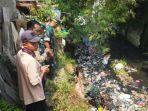 TNI-membersihkan-sampah-yang-dibuang-oleh-dua-oknum-warga-di-Sungai-Citopeng.jpg
