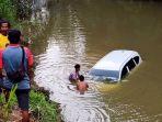 Tak-Kuat-Menanjak-Mobil-Toyota-Cayla-Terjerembab-ke-Sungai-di-Kabere-Enrekang.jpg