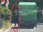 Tangkapan-layar-video-viral-peserta-didik-di-Parepare-bergelantungan-di-truk-12222.jpg