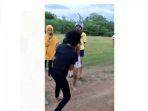 Tangkapan-layar-video-yang-memperlihatkan-dua-remaja-putri-berkelahi-di-Timor-Tengah-Utara-NTT.jpg