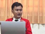 Teguh-Esa-Bangsawan-mempresentasikan-penelitian-tesis.jpg