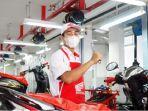 Teknisi-Honda-AHASS-sedang-melakukan-servis-kendaraan-1098.jpg