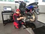 Teknisi-Yamaha-sedang-melakukan-service-kendaraan-aa.jpg