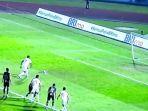 Tendangan-penalti-Yuran-Fernandes-ke-gawang-Dewa-United-berhasil-membawa-PSM-Makassar-unggul.jpg