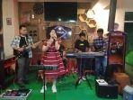 Tiara-Salsabila-saat-tampil-pada-acara-perdana-Indie-Spot-di-DSoul-Cafe.jpg