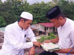 Ustaz-Muslim-Bahar-sedang-mengajar-santrinya-di-Pondok-Pesantren-Al-Mutahabbun.jpg
