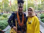 VELIX-WANGGAI-Velix-Wanggai-saat-berfoto-bersama-istrinya-dalam-sebuah-acara.jpg