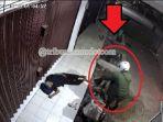 VIRAL-Rekaman-CCTV-Kursi-Roda-Kakek-Tunawisma-Dicuri-saat-Tidur-di-Emperan-Ruko-Netien-Geram.jpg
