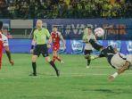 WASIT-ASING-Wasit-asal-Yordania-Adham-Makhadmeh-baju-kuning-saat-memimpin.jpg