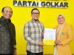 Wabup-Maros-Suhartina-Bohari-usai-terima-SK-B1-KWK-dari-Waketum-DPP-Golkar.jpg