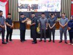 Wakil-Bupati-Gowa-Abd-Rauf-Malaganni-serahkan-nota-keuangan-Ranperda-APBD.jpg