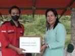 Wakil-Ketua-Laskar-Lakipadada-Nopri-menyerahkan-bantuan.jpg