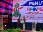 Wakil-Rektor-I-Unhas-Prof-Muhammad-Ruslin-menerima-penghargaan-peringkat-6-di-PIMNAS-ke-35.jpg