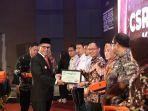 Wali-Kota-Makassar-Danny-Pomanto-memberikan-penghargaan.jpg