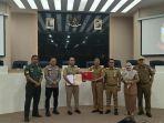 Wali-Kota-Makassar-Danny-Pomanto-menerima-bendera-pusaka-dan-naskah-proklamasi.jpg
