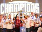 makassar/Wali-Kota-Parepare-Taufan-Pawe-turut-mengangkat-Piala-Juara-BRI-Liga-1-PSM-Makassar-m.jpg