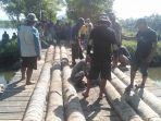 Warga-Desa-Bahari-kembali-gotong-royong-memperbaiki-jembatan-kayu.jpg