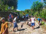 Warga-Desa-Bonto-Kecamatan-Sinjai-Tengah-perbaiki-jalan-rusak-parah.jpg