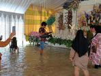 Warga-Dusun-Kaluku-Bulawang-Desa-Lembang-lembang-di-tengah-tengah-banjir-Rabu-2442024.jpg