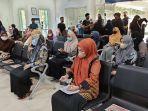 Warga-ramai-ramai-menukar-uang-di-Kantor-Bank-Sulselbar-Cabang-Maros-Kamis-2842022.jpg