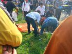 Warga-saksikan-seorang-warga-tak-bernyawa-di-drainase-Jl-Stadion-Mini-Sinjai-Senin-18122023.jpg
