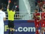Wasit-Tiongkok-Shen-Yinhao-memberikan-kartu-merah-kepada-Rizky-Ridho.jpg