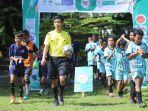 Wasit-dan-peserta-lomba-Sepak-Bola-Mini-SMP-Islam-Athirah-Makassar.jpg