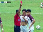 Wasit-memberikan-kartu-merah-kepada-Dzaky-Asraf.jpg