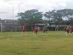 Willem-Jan-Pluim-saat-bergabung-dalam-latihan-PSM-di-Lapangan-BSC-Kamis-2652022.jpg