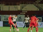 Winger-PSM-Makassar-Victor-Luiz-duel-dengan-pemain-Persija-Jakarta-Ramon-Bueno.jpg