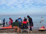 Wisatawan-di-Pantai-Indah-Bosowa-1-2172024.jpg