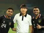 Yakob-Sayuri-dan-Yance-Sayuri-bersama-Pelatih-Timnas.jpg