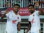 Yakob-Sayuri-dan-Yance-Sayuri-saat-berseragam-PSM-Makassar.jpg