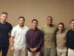 Zulkifli-Syukur-dan-Sjoerd-Woudenberg-saat-berpose-bersama-staff-pelatih-Timnas.jpg